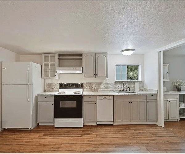 511 1/2 E Locust St - Photo 2 of 6