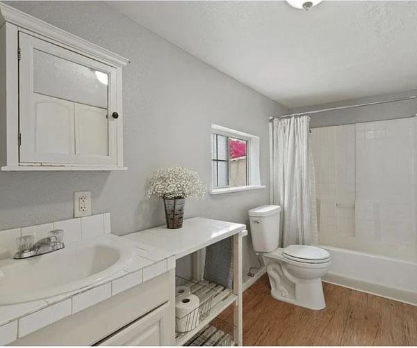 511 1/2 E Locust St - Photo 3 of 6