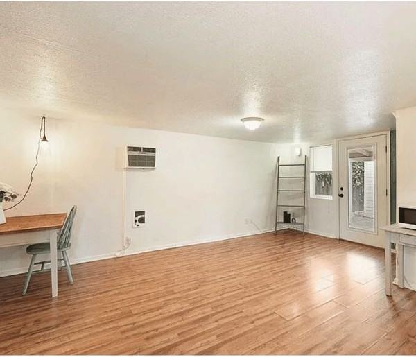 511 1/2 E Locust St - Photo 4 of 6