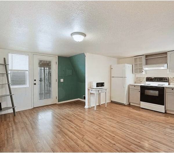 511 1/2 E Locust St - Photo 5 of 6