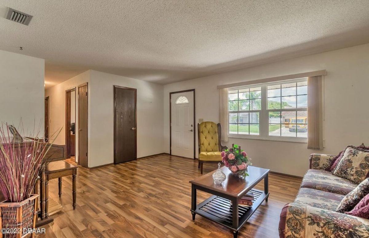 1093 Wexford Way - Photo 3 of 4