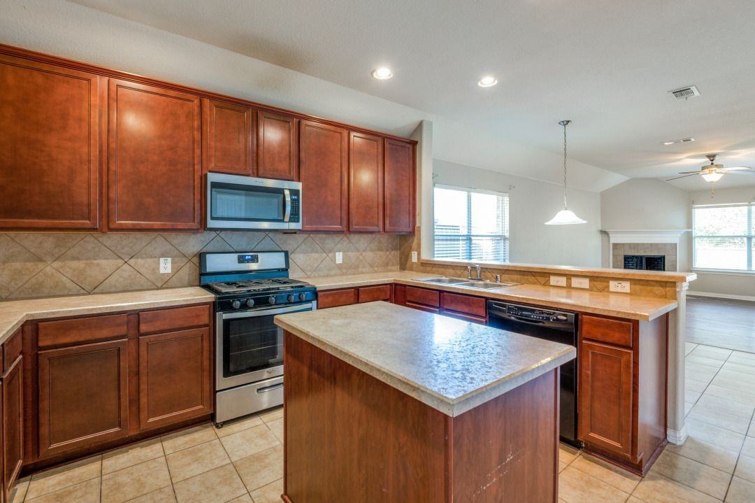 2309 Castle Creek Dr - Photo 3 of 18