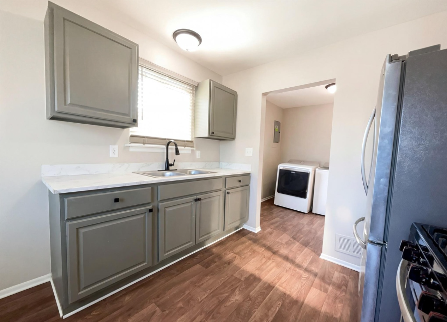 7912 Pine St - Photo 4 of 16