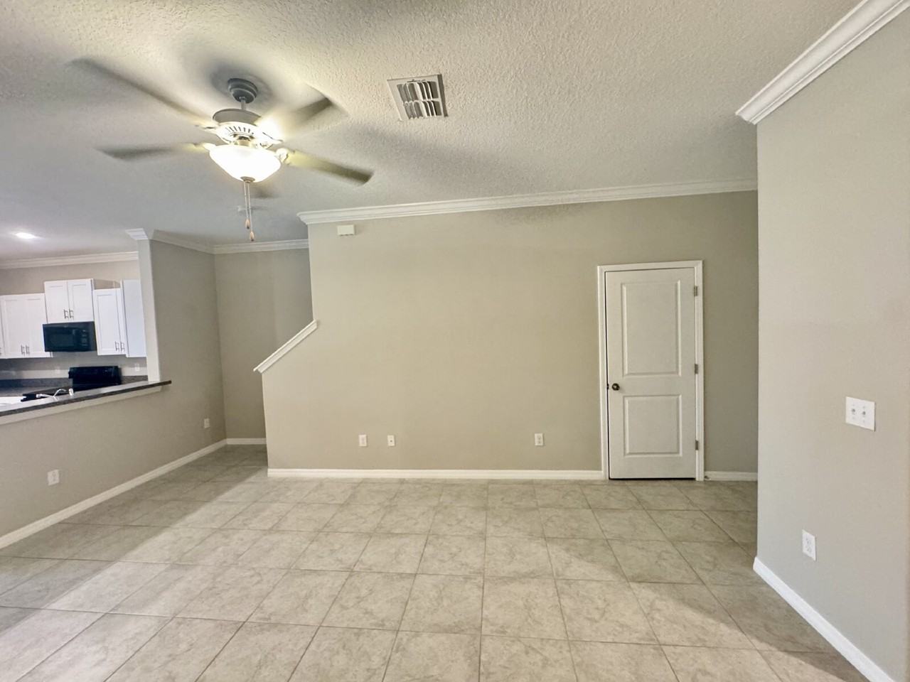 1560 Cassius St - Photo 4 of 20