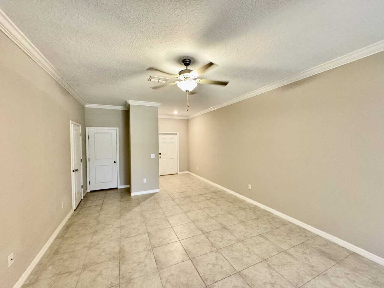 1560 Cassius St - Photo 6 of 20