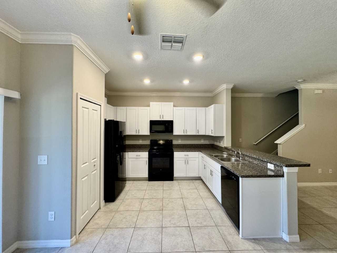 1560 Cassius St - Photo 7 of 20