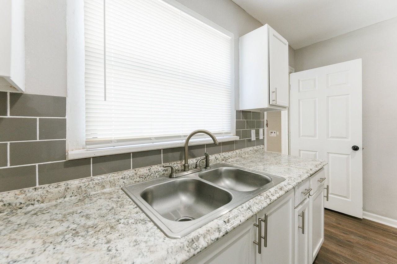 1718 22nd St - Photo 6 of 22