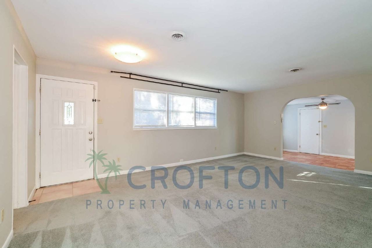 350 Harris Ave - Photo 3 of 15