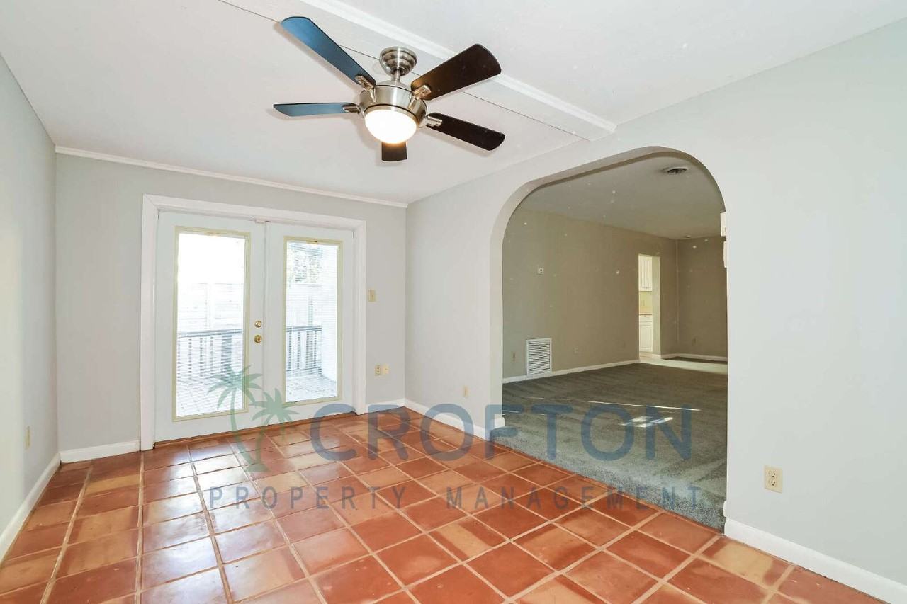 350 Harris Ave - Photo 4 of 15