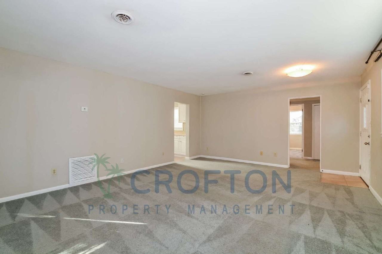 350 Harris Ave - Photo 5 of 15