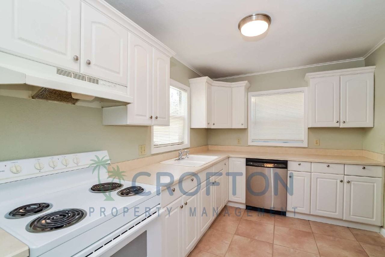 350 Harris Ave - Photo 7 of 15