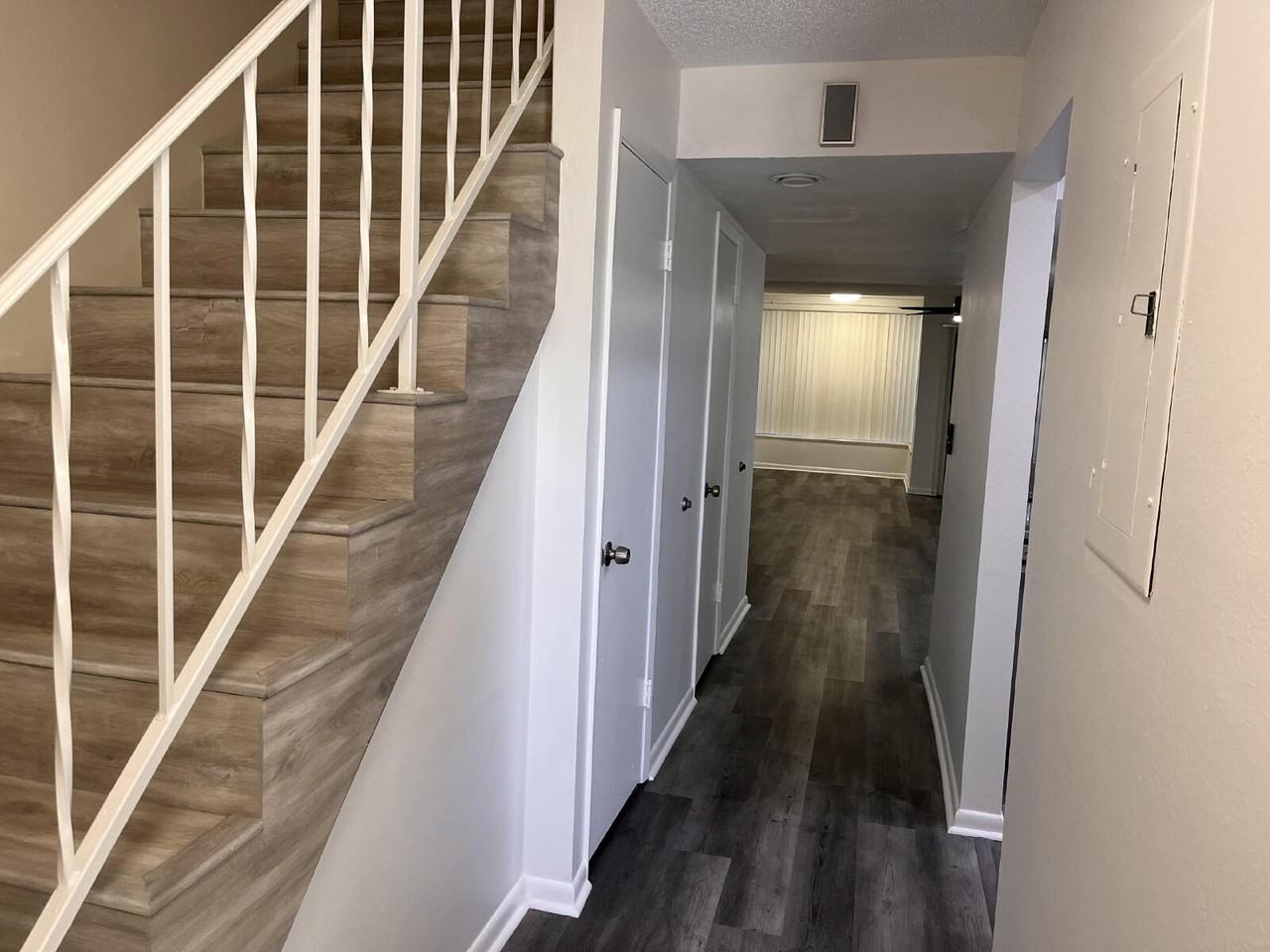 3915 Edgewater Dr - Photo 2 of 28