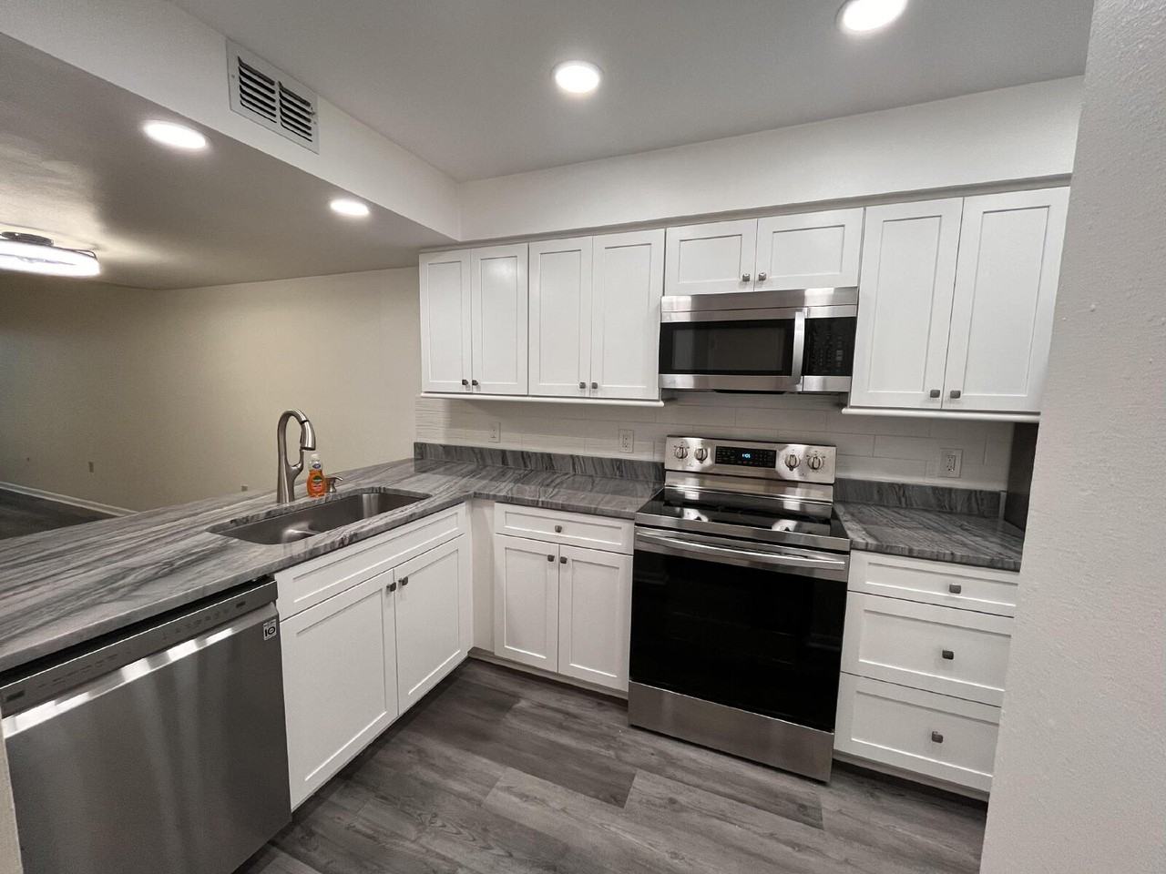 3915 Edgewater Dr - Photo 4 of 28