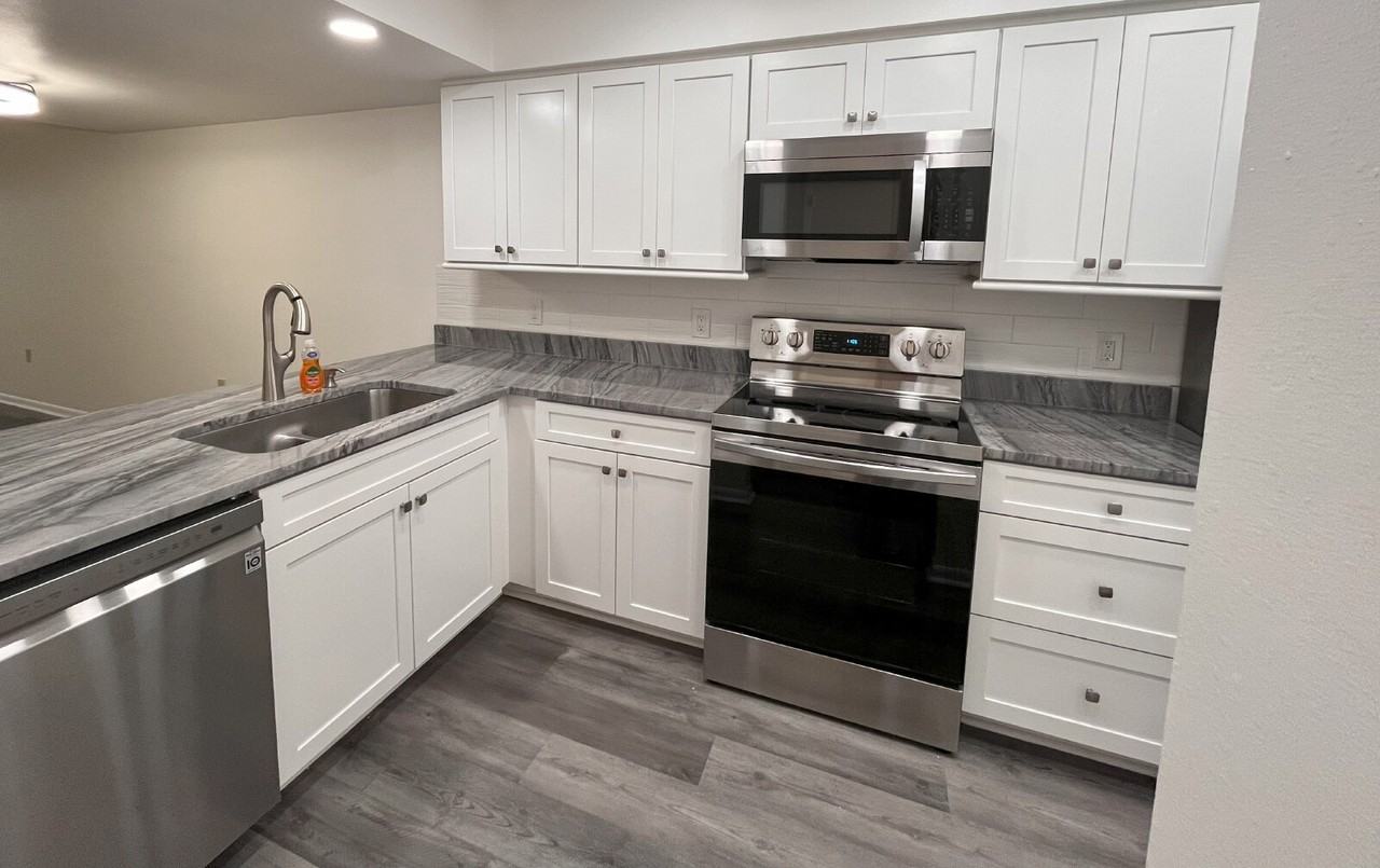 3915 Edgewater Dr - Photo 5 of 28