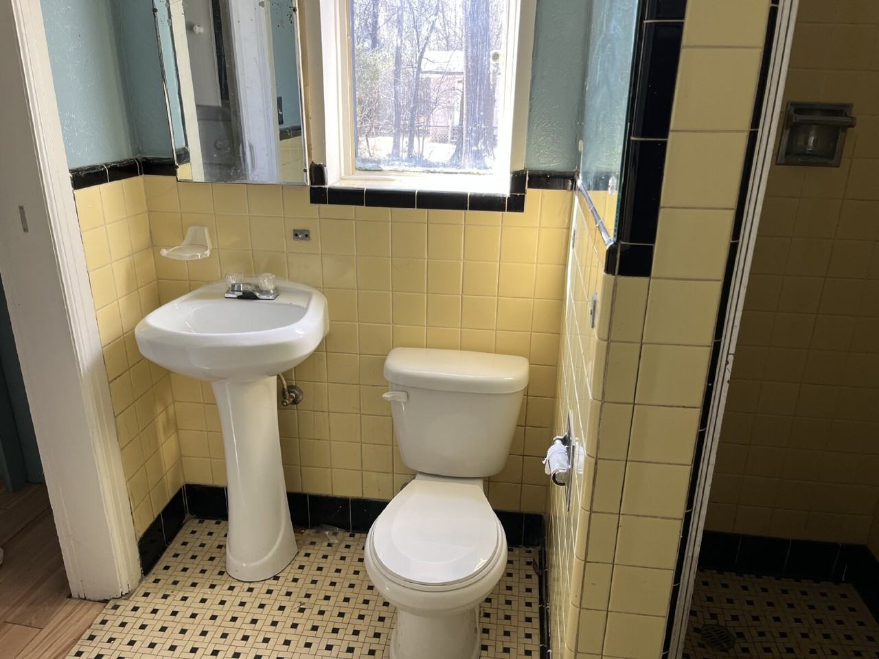 345 E Ridgeway St - Photo 6 of 23