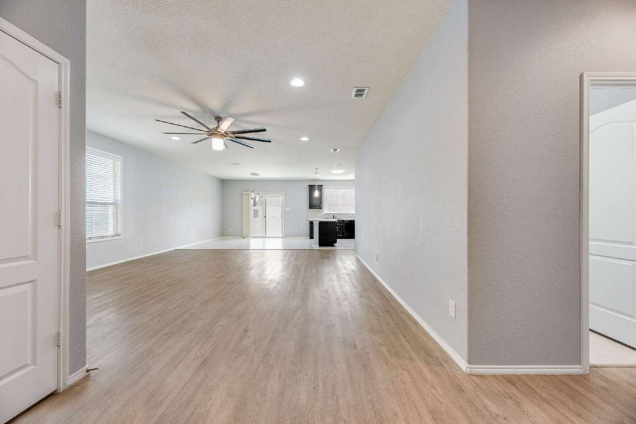 9004 Blackstone Dr - Photo 5 of 33