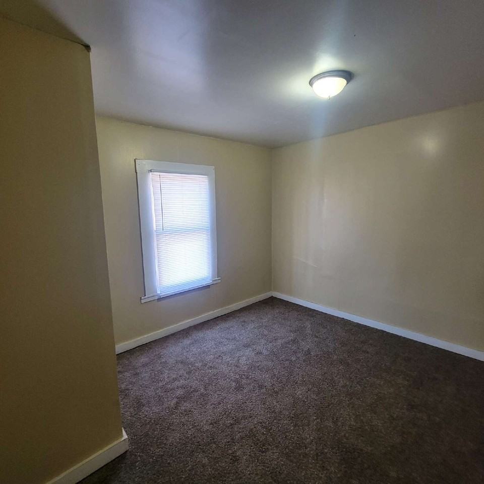 2822 E 18th St - Photo 2 of 8