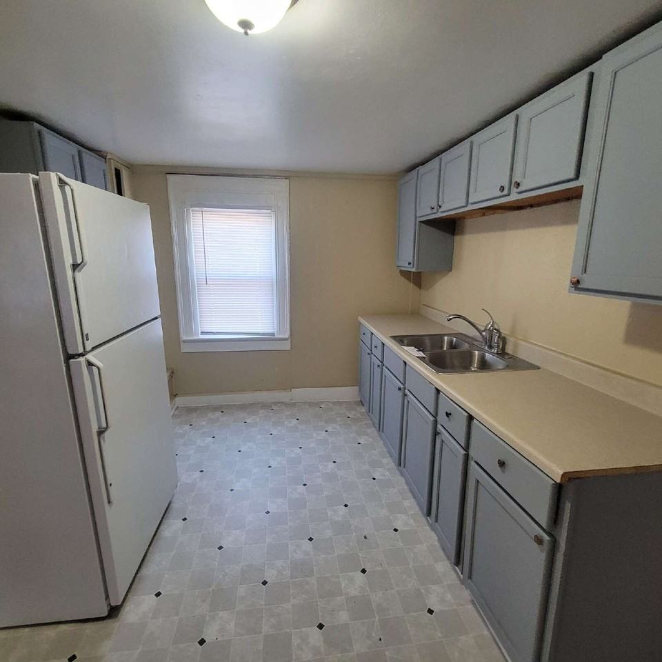 2822 E 18th St - Photo 3 of 8