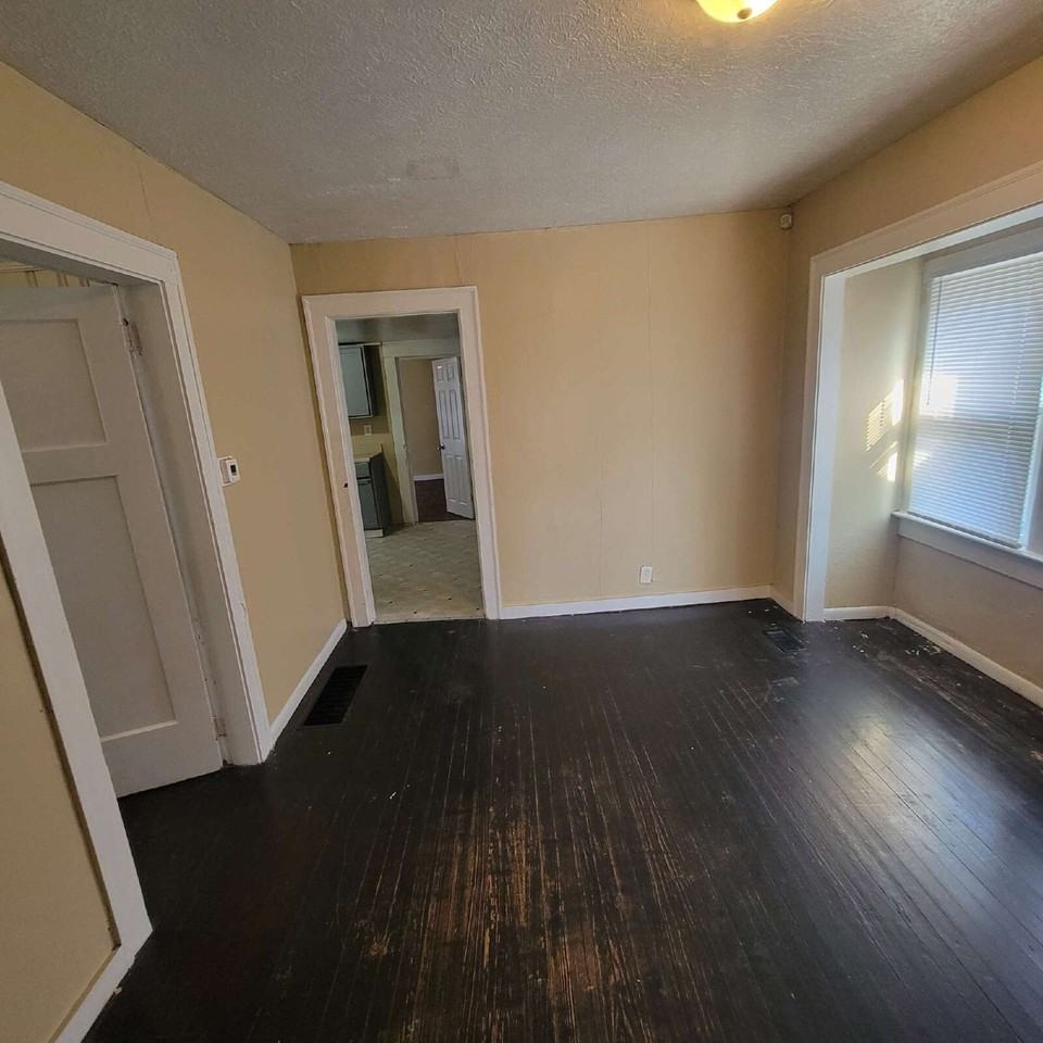 2822 E 18th St - Photo 5 of 8