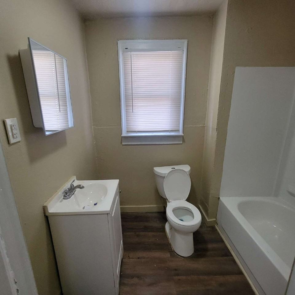 2822 E 18th St - Photo 7 of 8