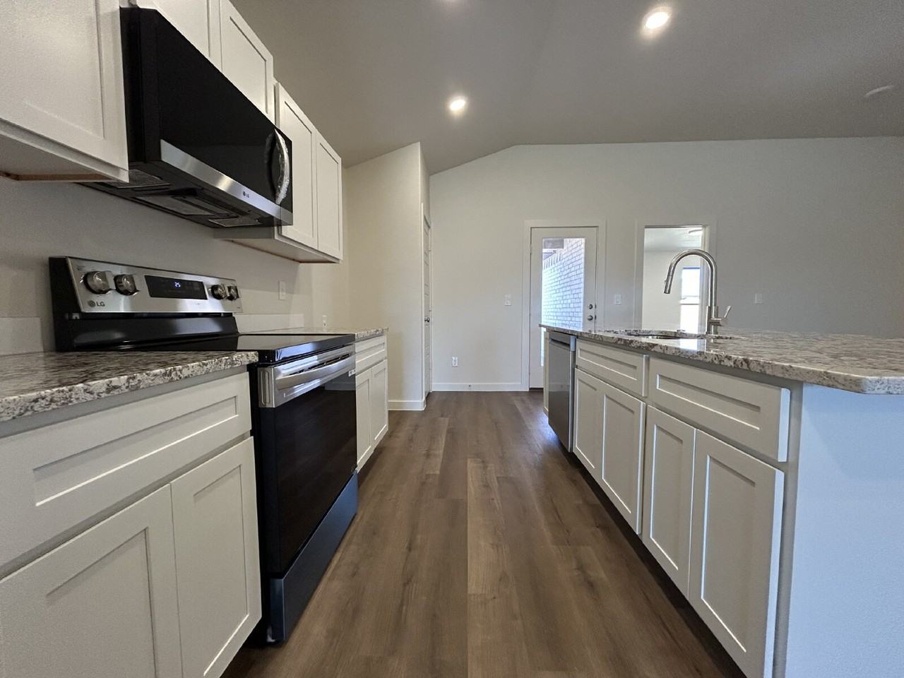 7216 8th St - Photo 4 of 18