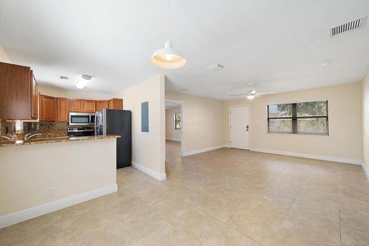 135 Shore Court - Photo 4 of 9