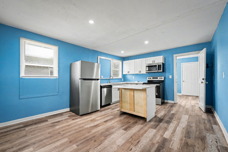 250 Vernis Ave - Photo 2 of 16