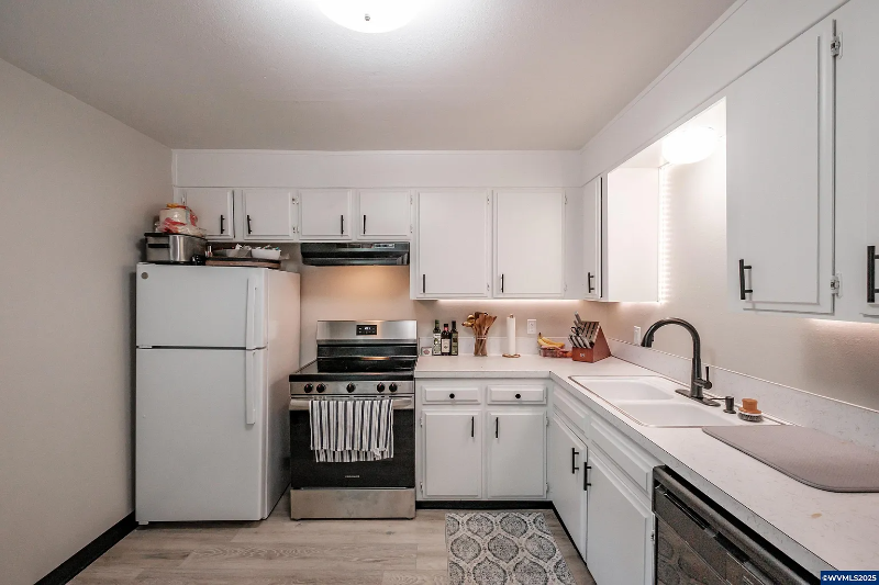 297 Main St W #2 - Photo 7 of 15