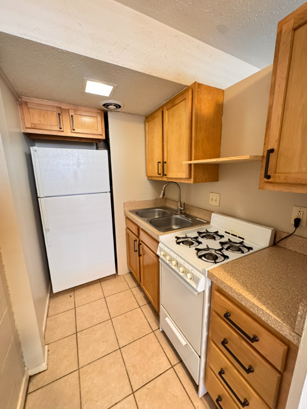 1425 G St #6 - Photo 3 of 9