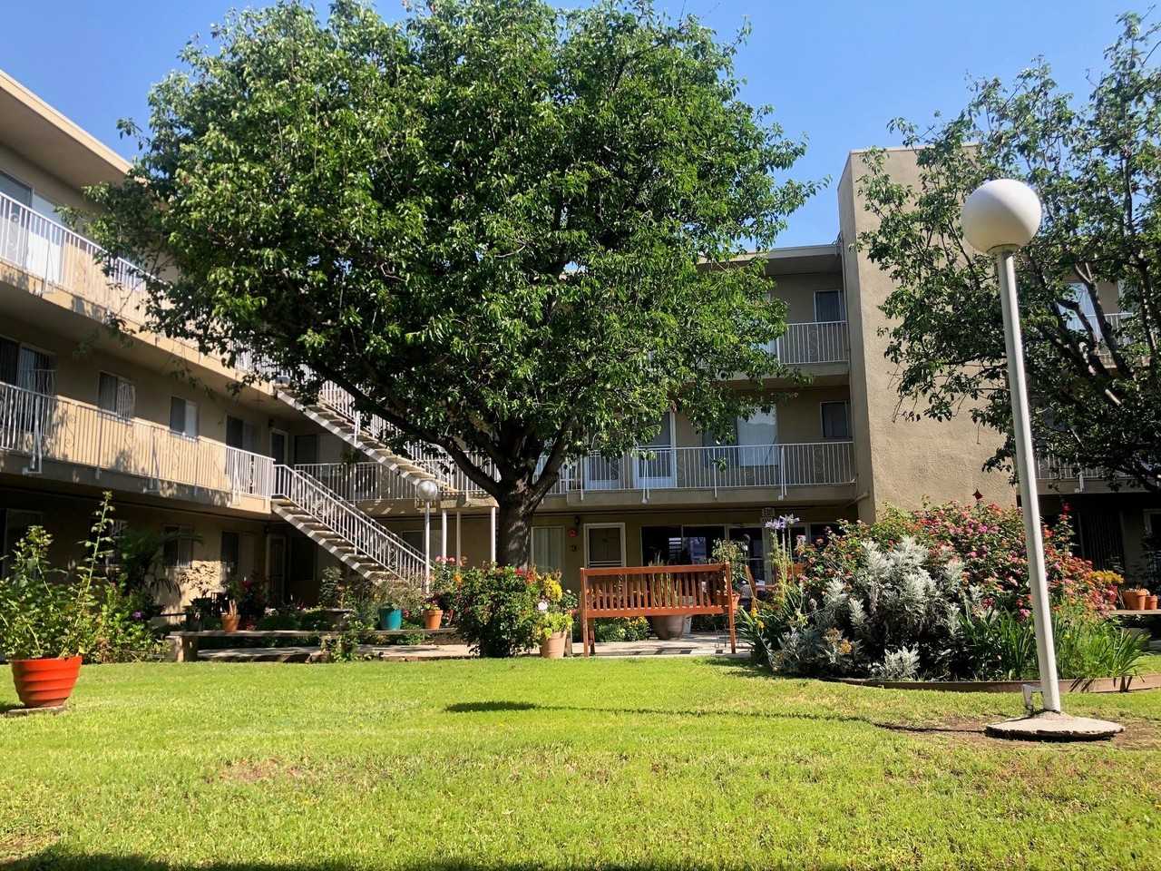 Le Chateau - Photo 5 of 37