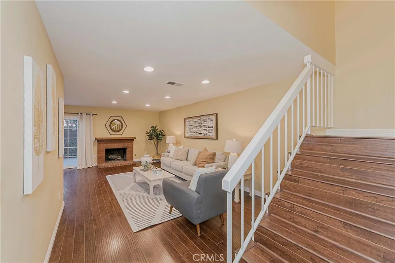 2410 Plaza De Vis - Photo 3 of 20