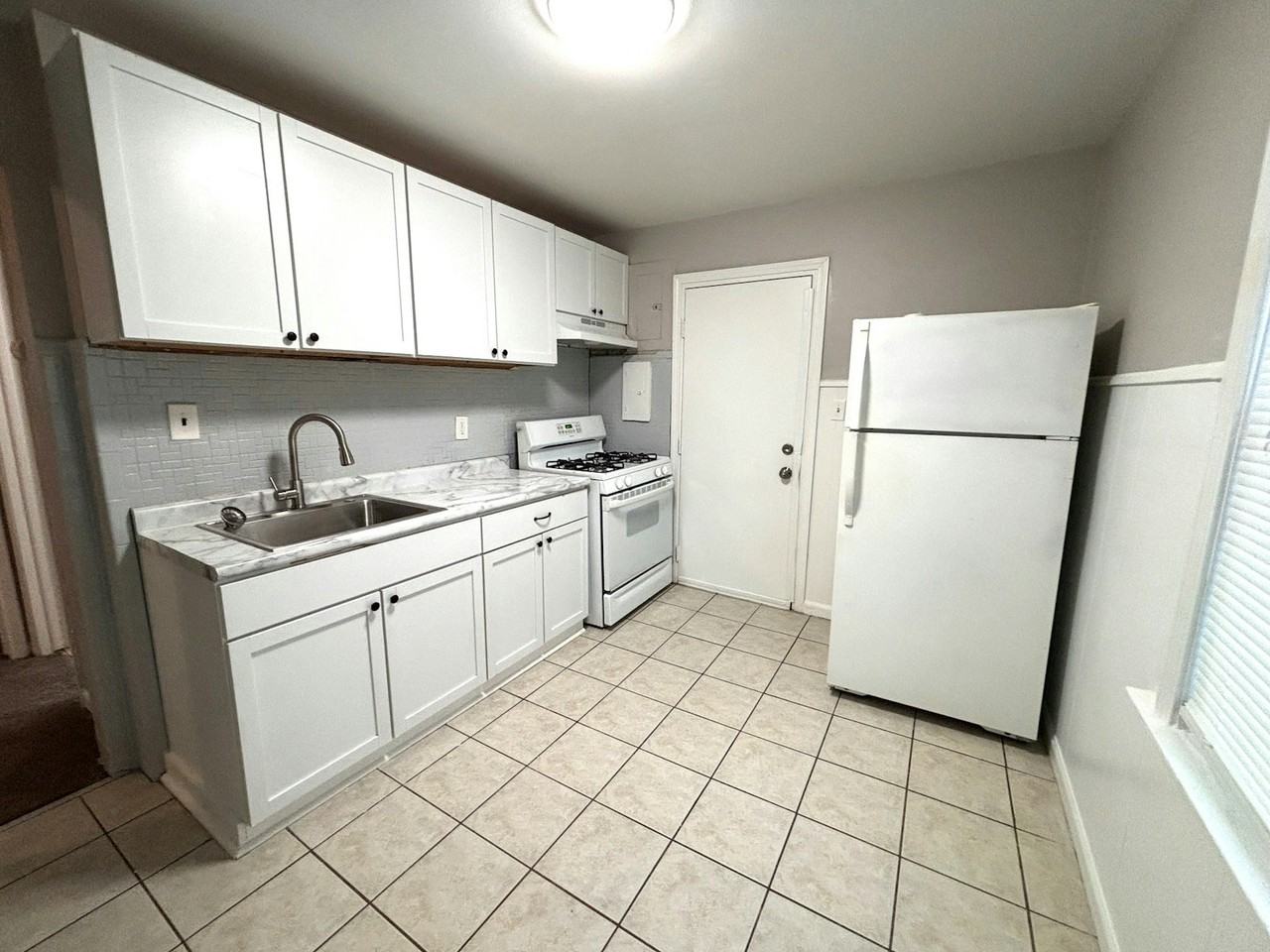 11340 Fisher Avenue - Photo 4 of 9