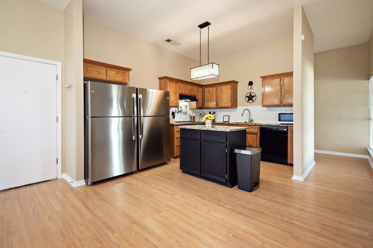 402 Diana Lane, Unit 8 - Photo 5 of 10