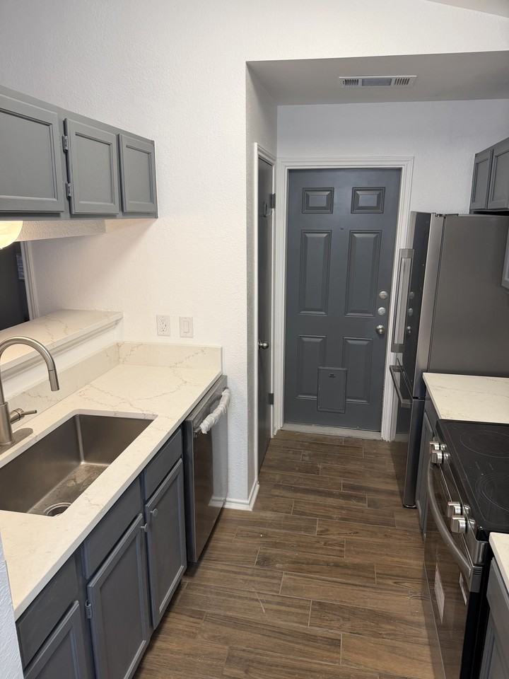 524 Cutty Trl #B - Photo 5 of 17