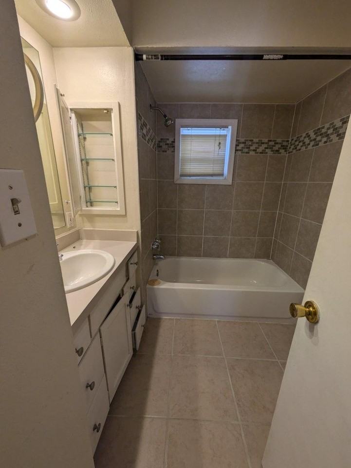 814 E 9th St #NA - Photo 7 of 9