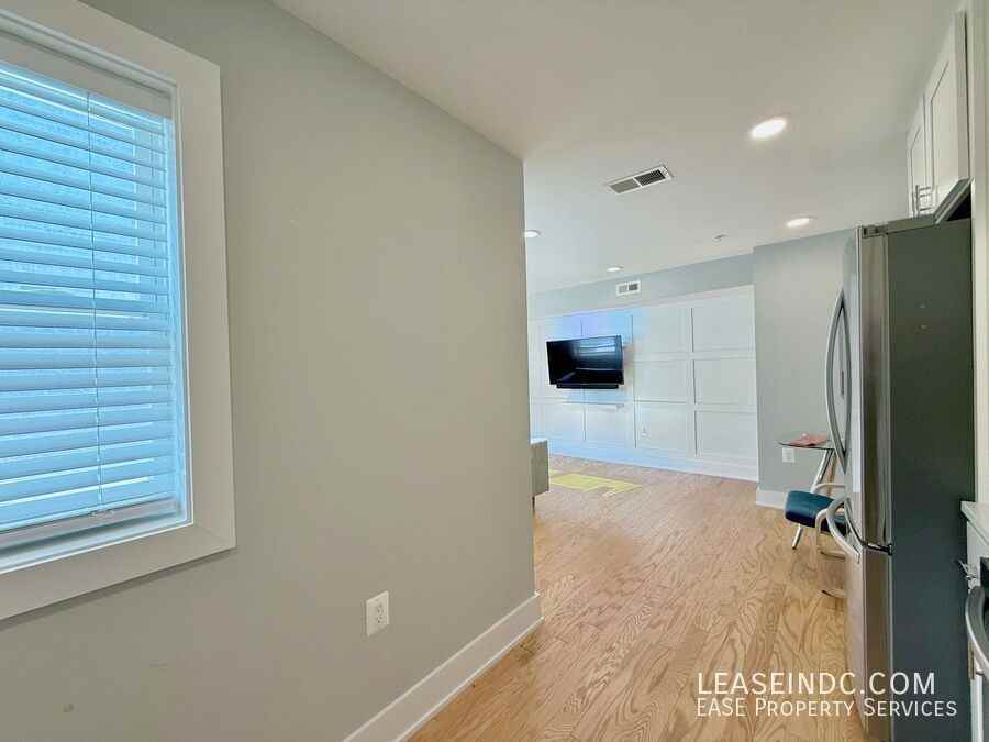 714 11th St Ne #103 - Photo 5 of 16