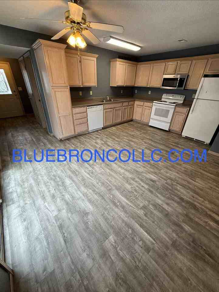 235 Se Florence Ave - Photo 5 of 14