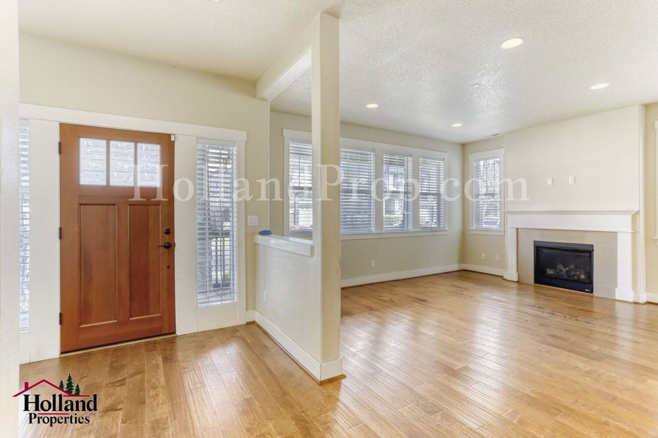 473 Ne 77th Ave - Photo 3 of 20