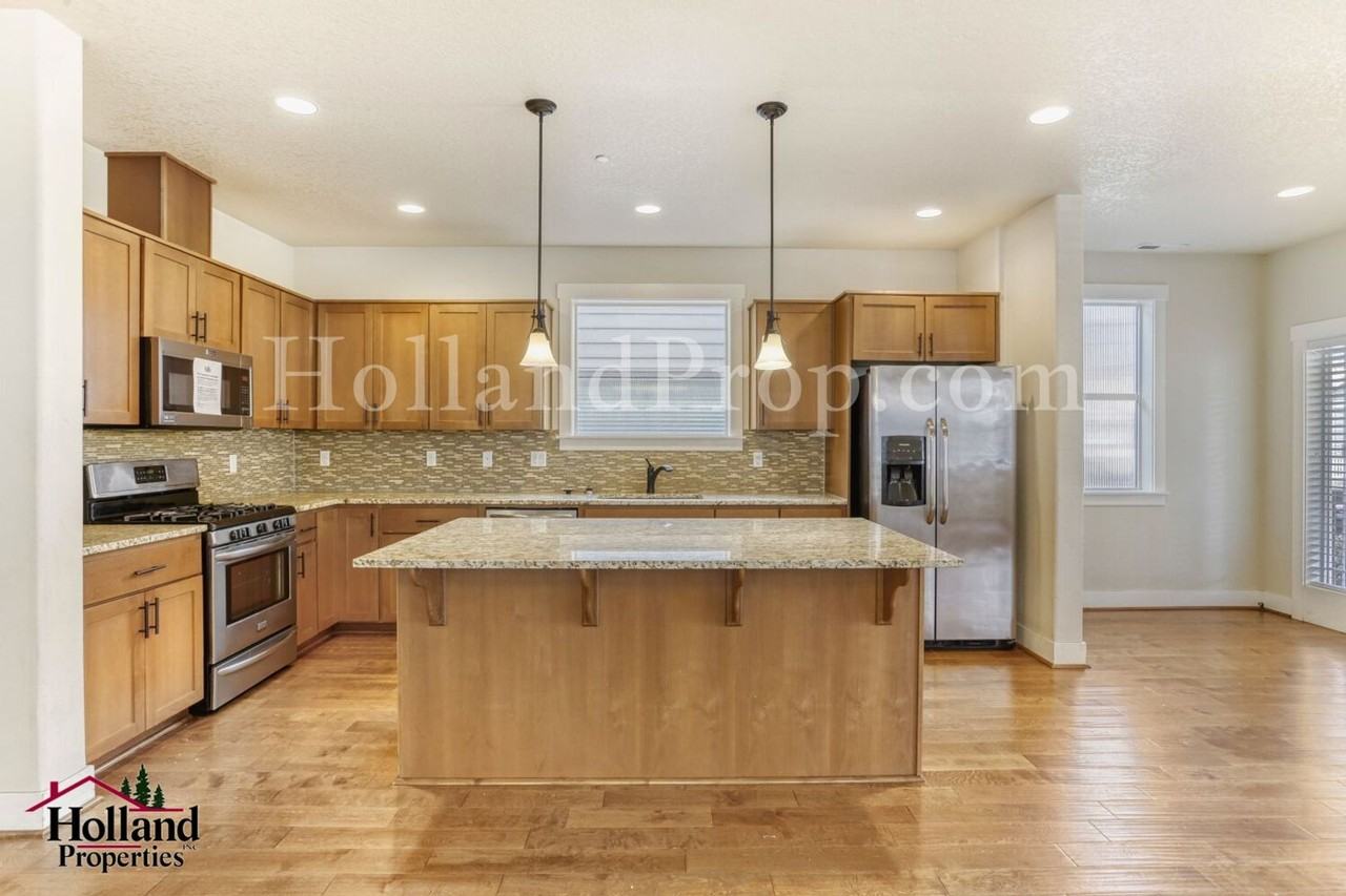 473 Ne 77th Ave - Photo 7 of 20