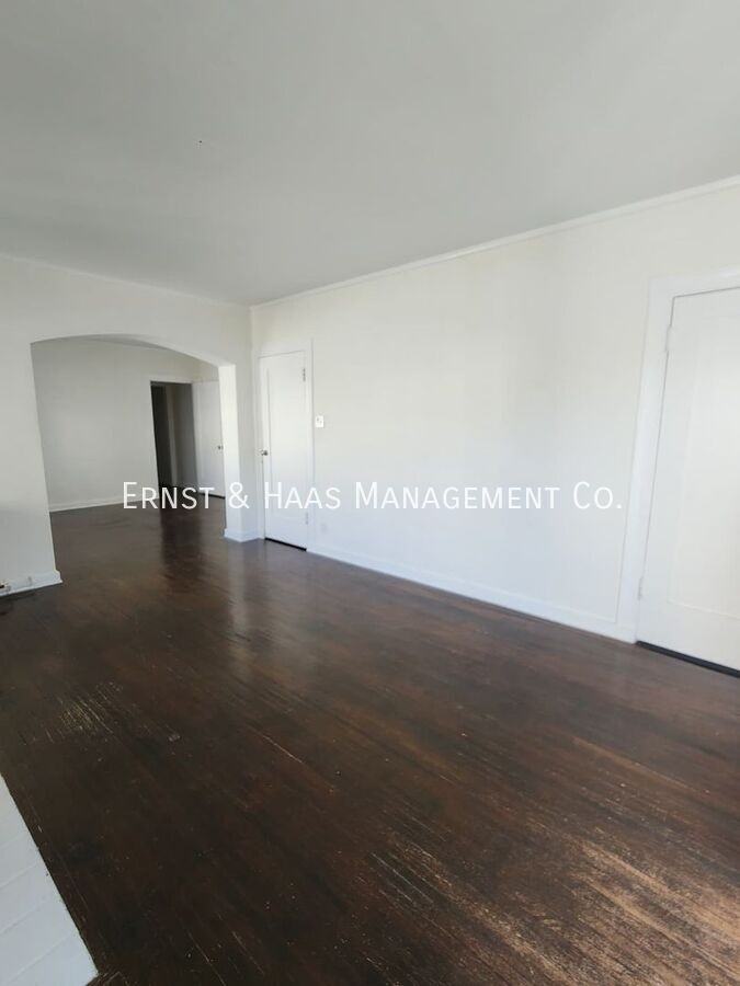 528 N Kenmore Ave - Photo 2 of 11