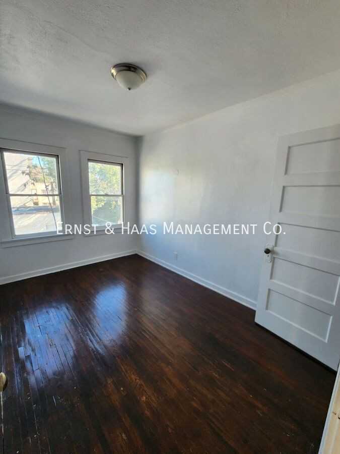 528 N Kenmore Ave - Photo 3 of 11