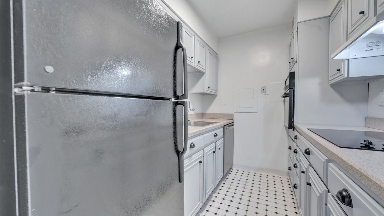 2501 Calvert St Nw #702 - Photo 4 of 9