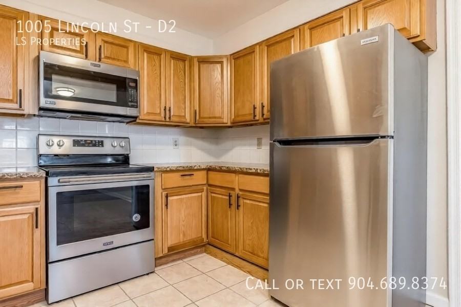 1005 Lincoln St #D2 - Photo 2 of 10