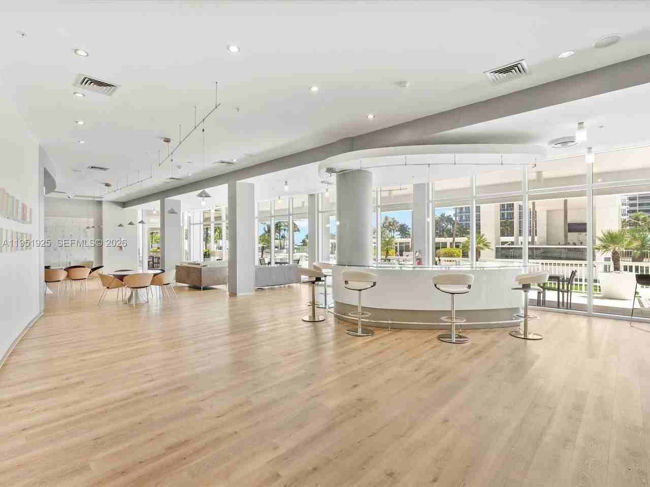 10275 Collins Ave #10275-529 - Photo 2 of 36