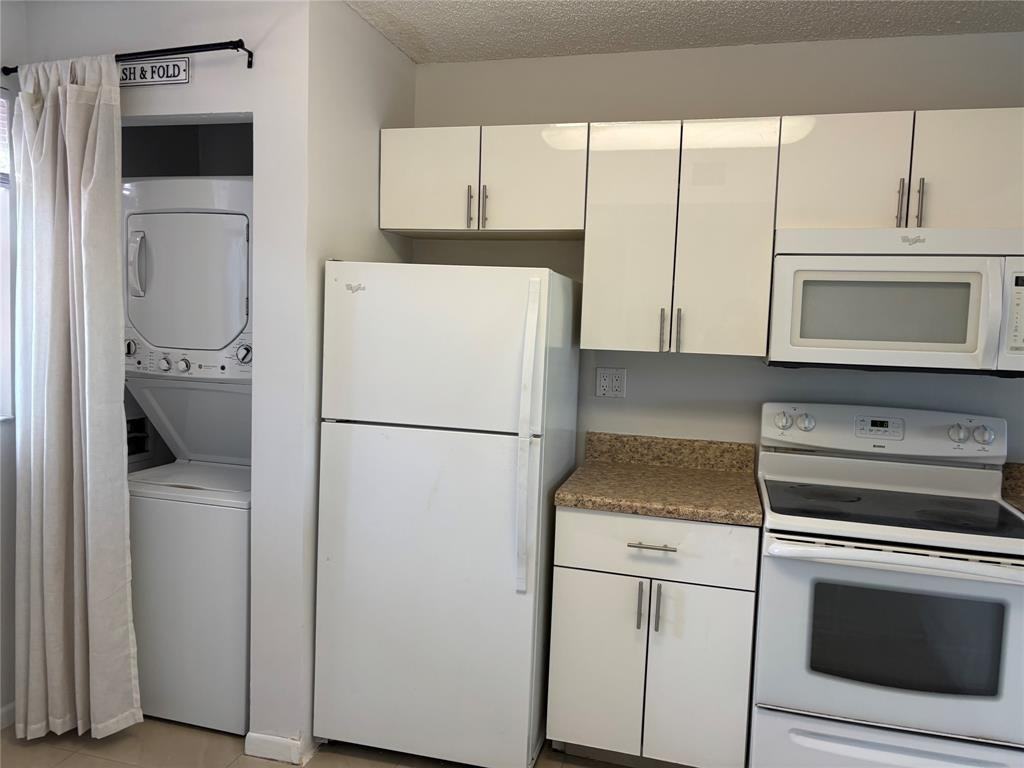 9843 Nob Hill Ln #9843-9843 - Photo 4 of 14