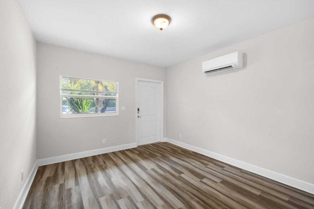 409 50th St #409 - Photo 2 of 15