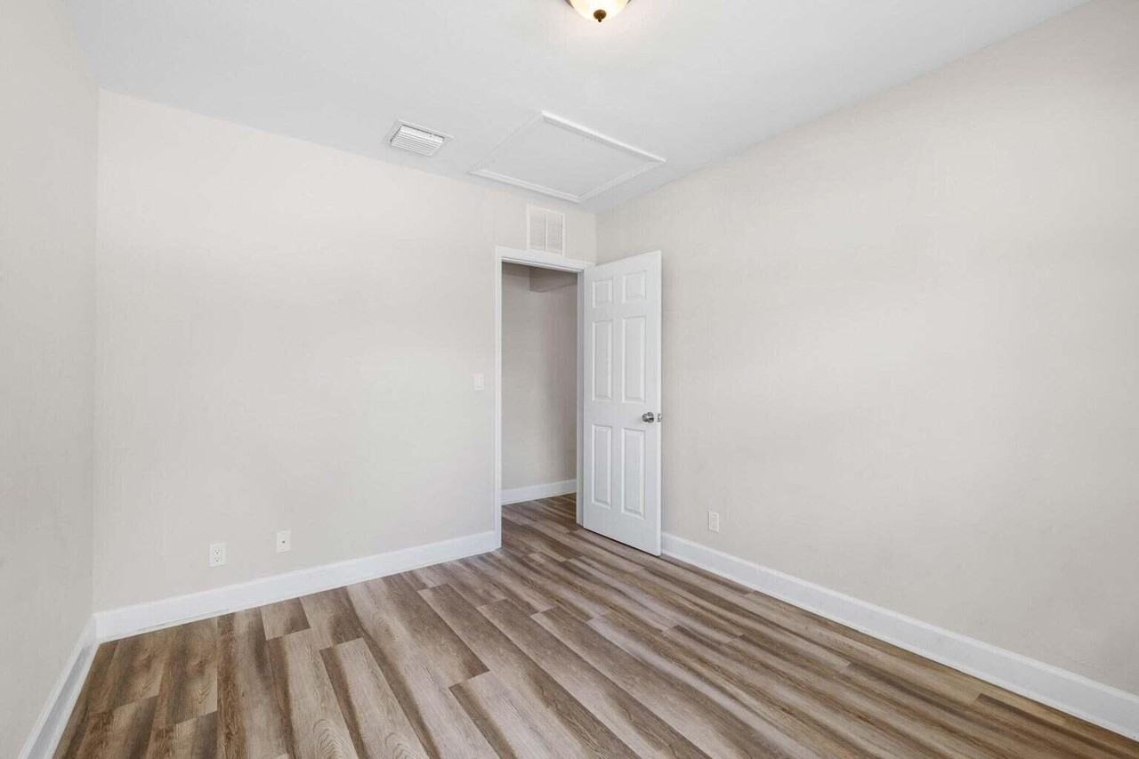 409 50th St #409 - Photo 3 of 15