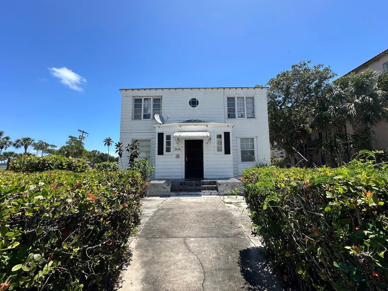 2016 Broward Ave #2016-1 - Photo 2 of 7