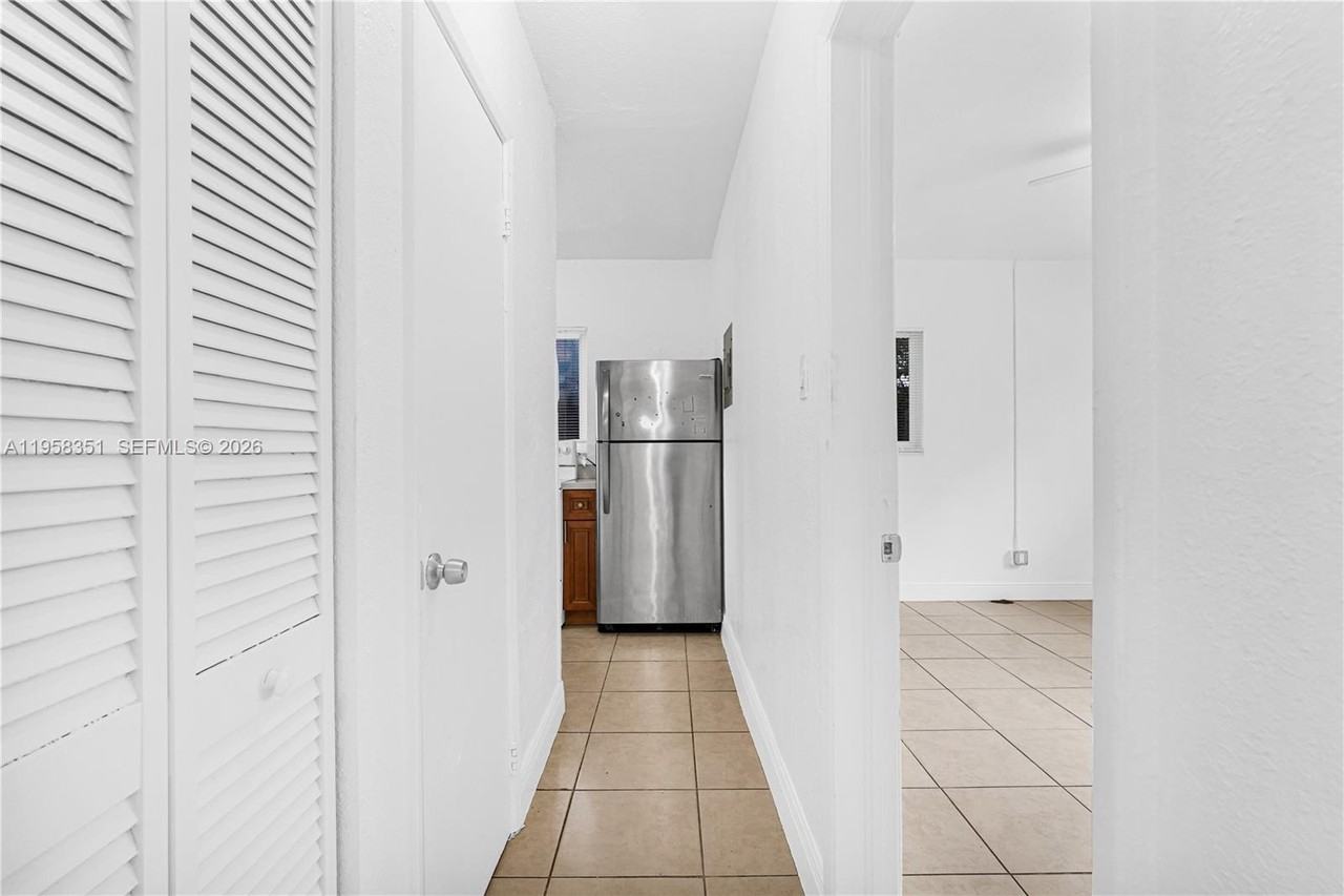 1960 Sw 41st Ave #1960-3 - Photo 2 of 20