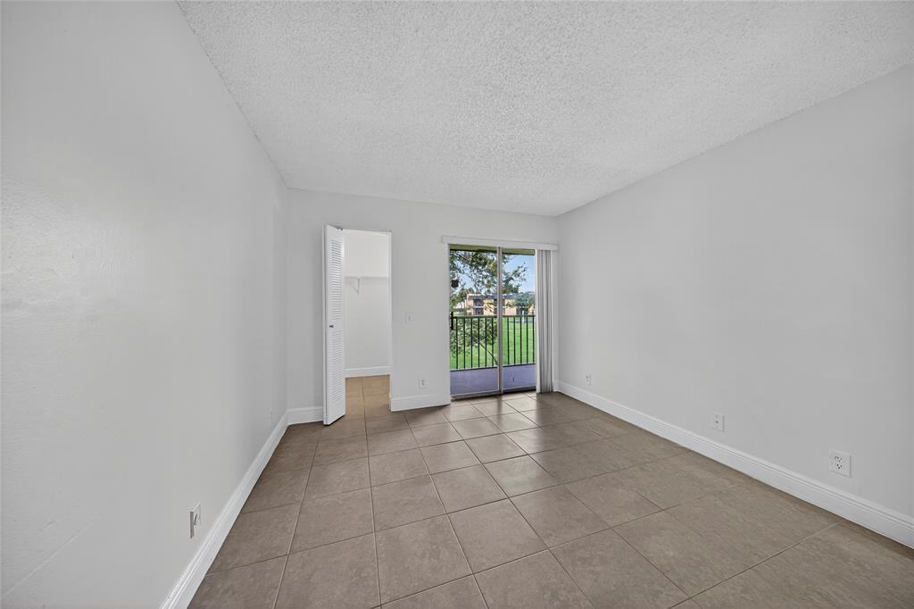 913 Meadows Cir #913-913 - Photo 3 of 41